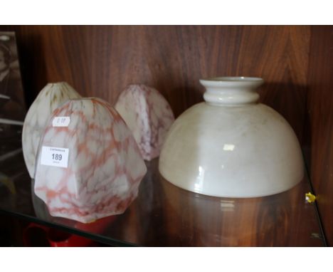A QUANTITY OF VINTAGE RETRO GLASS SHADES TOGETHER WITH AN OIL LAMP