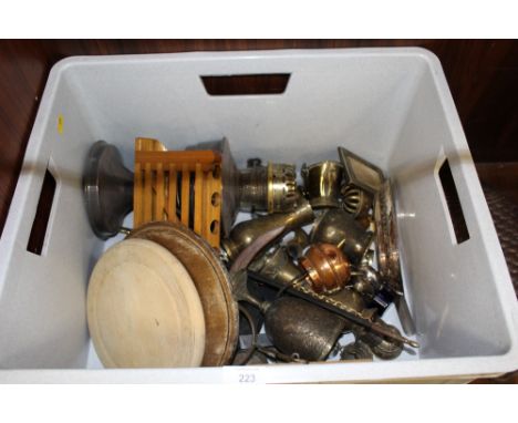 A TRAY OF ASSORTED METALWARE TO INCLUDE AN OIL LAMP BASE