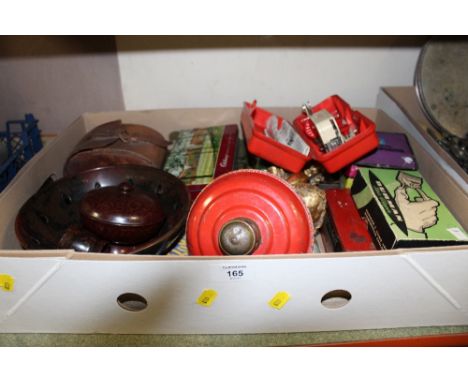 A TRAY OF COLLECTABLES TO INCLUDE PLASTER CHERUBS, METAL SPINNING TOP AND A VINTAGE CASED SINGER SEWING MACHINE BUTTON HOLE A