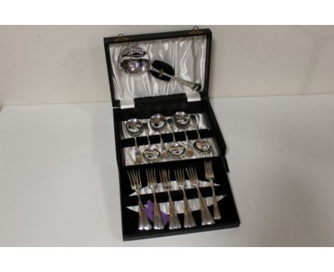 A HALLMARKED SILVER ART DECO 25 PIECE CASED FRUIT SET, MAKERS MARK 'I S GREENBERG &amp; CO (ISREAL SIGMUND GREENBERG), CONSIS