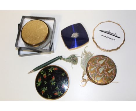 FOUR VINTAGE LADIES POWDER COMPACTS, comprising a Regent of London compact with blue enamel lid and marcasite set mount, a Vo