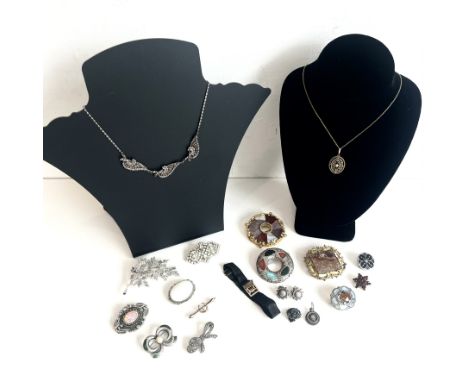 A small group of antique and vintage brooches and other jewellery - including an Edwardian rolled gold and agate target brooc