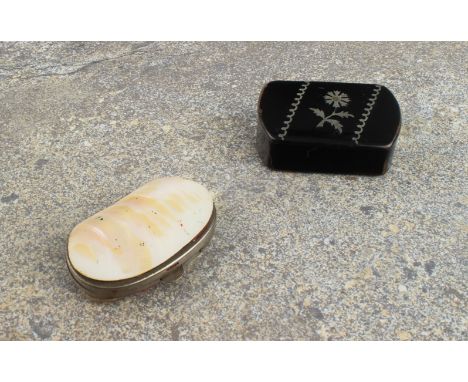 A Mother of Pearl purse and a lacquer snuff box