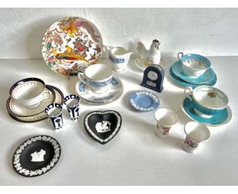 A small collection of bone china by Royal Crown Derby, Coalport, Aynsley, Royal Worcester and Wedgwood - including a RCD 'Old