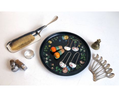 A small group of collectables - comprising a Victorian circular&nbsp;papier-m&acirc;ch&eacute;&nbsp;tray painted with a band 