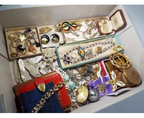 Vintage Jewellery - a large quantity of good quality vintage costume jewellery to include micro beaded necklaces, white metal