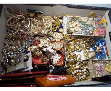 Vintage jewellery - a large quantity of vintage costume jewellery to include paired, earrings, necklaces, brooches, bracelets