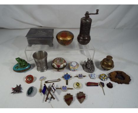 A quantity of small collectible items to include Halcyon Days enamel trinket box, Limoges trinket box in the form of a frog, 