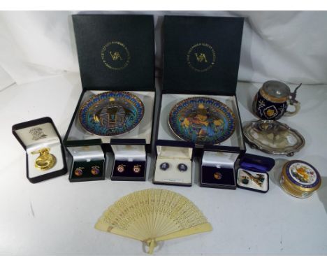 A mixed lot of collectables to include two Victoria and Albert Museum Christmas plates in original presentation boxes both wi