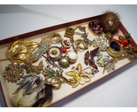 Vintage Brooches - in excess of 30 vintage brooches, tie pins, scarf pins to include a highly detailed white metal Scottie do