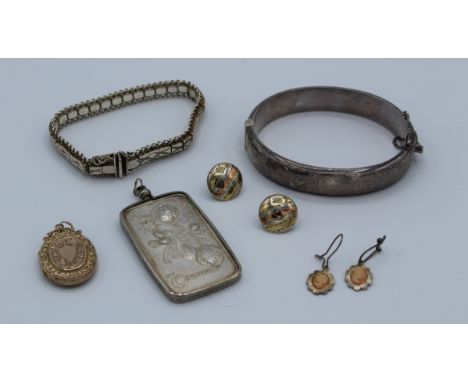 A mixed lot of jewellery including a hinged sterling silver hollow bangle marked for Chesters 1914. Sight dent to top, 20.53g