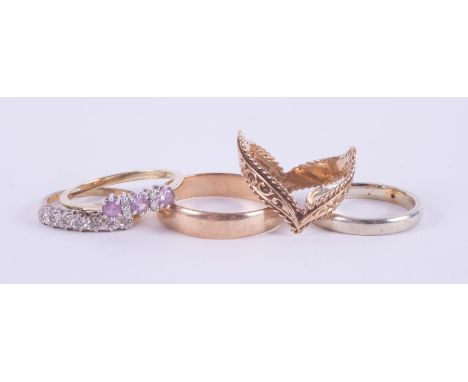 Five 9ct gold rings to include an engraved wishbone design ring, 2.73gm, size N to O, a 9ct seven stone ring, 1.35gm, size K 