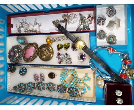 A good mixed lot of good quality costume jewellery to include a quantity of sterling silver, Indian silver, brooches, necklac