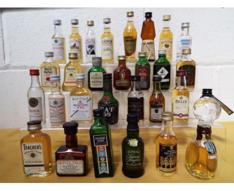 Twenty-one miniatures/taster bottles of different blended Scotch / Deluxe whisky predominantly 5cl and 40% ABV or higher. Plu