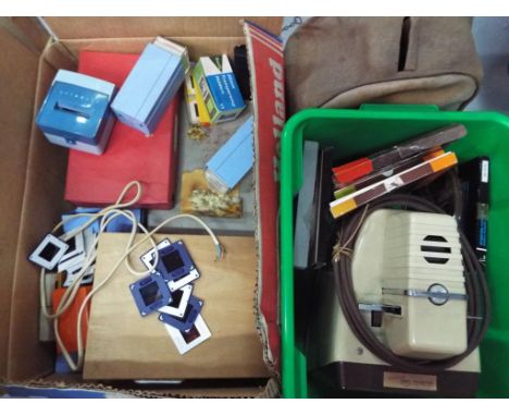 A lot to include a quantity of photographic slides, Kodaslide table projector and similar [2].