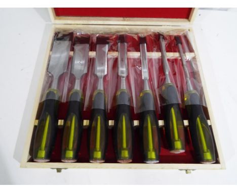 A wooden cased set of deluxe seven piece chisel set Est £20 - £30 This lot MUST be paid for and collected, or delivery arrang