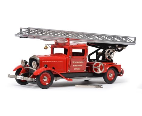 Marklin 1991 Fire Engine Werksfeurwehr Goppingen nut and bolt construction with two composition figures, two piece extending 