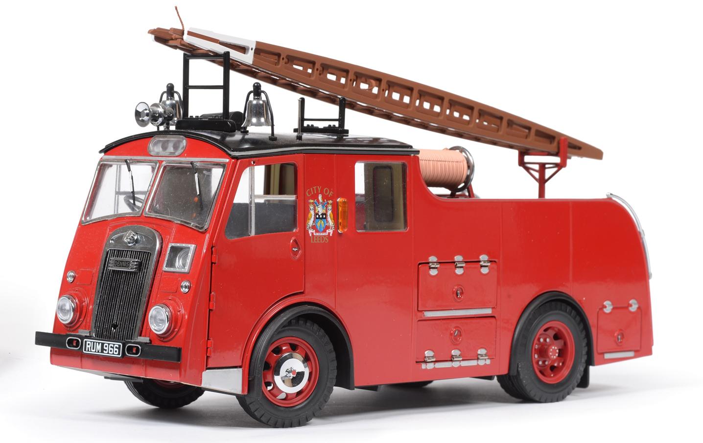 Original Classics Dennis F8 Fire Engine 118 Scale highly detailed