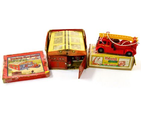 Mettoy Joytown Fire Station with two fire vehicles (F, lacking ladder, box F) Minic plastic friction Series II Fire Fighter e