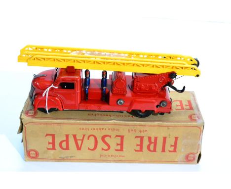 Gunthermann C/w Fire Escape with six tin figures and two piece yellow plastic ladder (G-E) in original card box (F) 