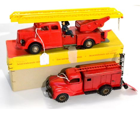 Gunthermann 872 Friction Fire Engine with siren, with plastic cab and two part ladder and two figures in original colour box 