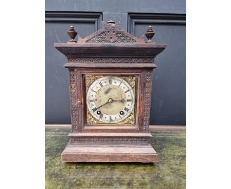 An oak mantel clock,&nbsp;striking on two gongs, 32.5cm high, with pendulum.&nbsp; 