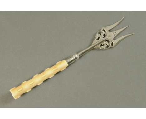 A silver bun fork, Walker & Hall, Sheffield 1910 and with bone handle.