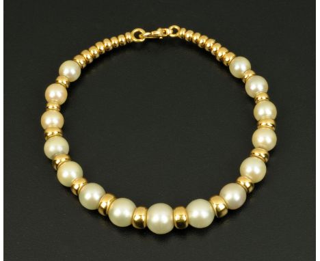An 18 ct yellow South Sea pearl bangle.