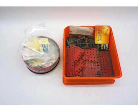 A quantity of vintage Meccano, along with a small collection of tea cards.