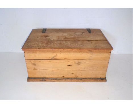 A pine storage trunk, length 93.5cm, height 45cm, depth 56cm.