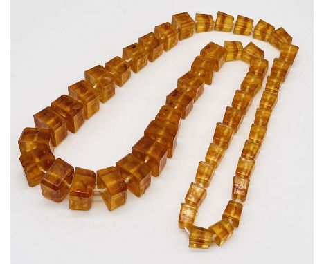 A vintage graduated square bead amber necklace - Weight 121.5g