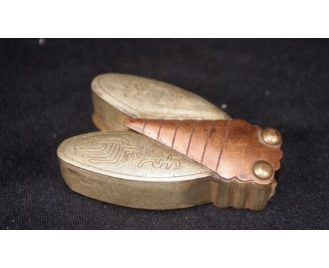 Chinese cicada form snuff box brass and copper, with Chinese script to top, and character mark to base, (length 6.5cm approx)