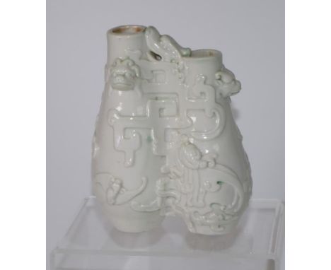 Chinese white ceramic double vase dragon decorated, 17cm high approx. Impressed reign mark to base