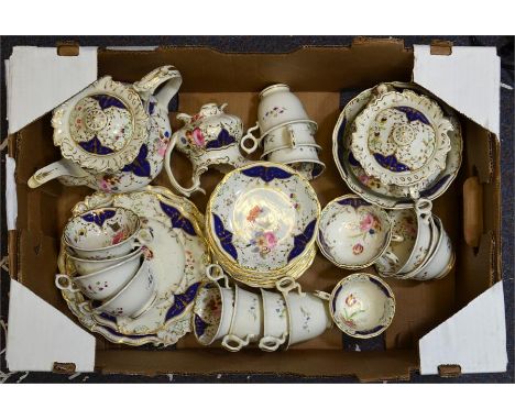 A part Coalport tea service, circa 1830. Some damages. (30+)