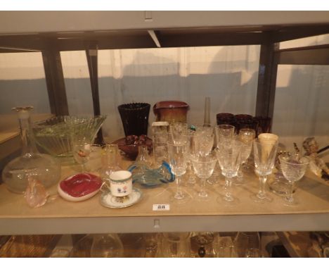 Shelf of mixed glassware including Murano 