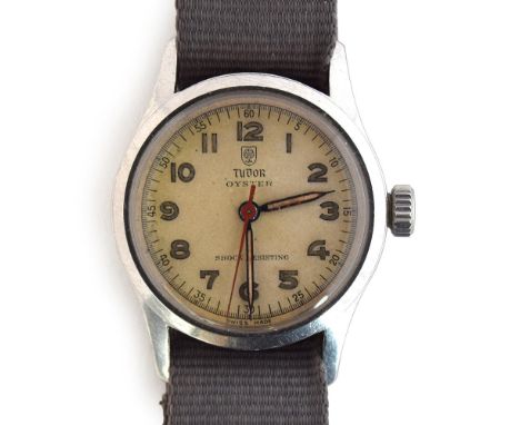 A GENTLEMAN'S STAINLESS STEEL TUDOR OYSTER WRIST WATCH CIRCA 1945, REF 4453, IVORY DIAL WITH PAINTED ARABIC NUMERALS, SIGNED.