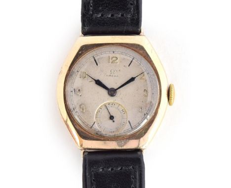 A GENTLEMAN'S 9CT GOLD OMEGA WRIST WATCH DATED 1937, REF 45489, PARCHMENT DIAL, RAISED ARABIC NUMBERS, SUB SECONDS, DAUPHINE 