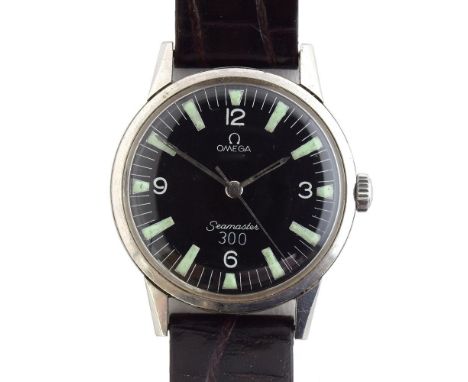 A GENTLEMAN'S STAINLESS STEEL OMEGA SEAMASTER WRIST WATCH CIRCA 1963, REF 135.007-63, repainted dial, black, luminous markers