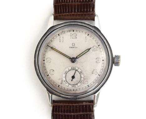 A GENTLEMAN'S STEEL OMEGA WRIST WATCH CIRCA 1939, CASE NO 19, PARCHMENT DIAL, SYRINGE HANDS, ARABIC NUMERALS, SUB SECONDS *MO