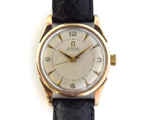 A GENTLEMAN'S GOLD FILLED OMEGA WRIST WATCH DATED 1947, REF 2582-6, SILVERED DIAL, ARROW HEAD MARKERS & PAINTED INDICES, 'BUM