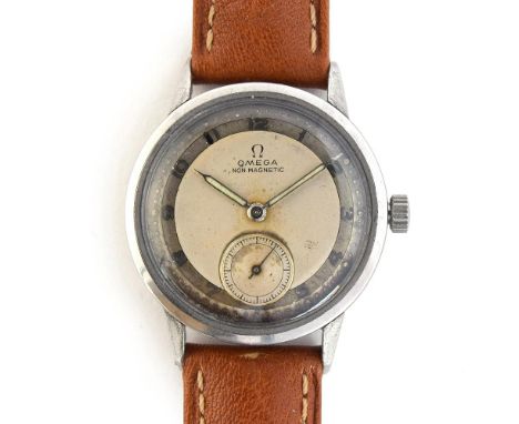 A GENTLEMAN'S STEEL OMEGA WRIST WATCH CIRCA 1944, CASE NO 839, TWO-TONE DIAL, SYRINGE HANDS, INVERTED ARABIC NUMERALS, SUB SE