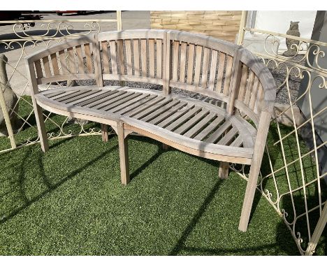 Teak curved serpentine benchDimensions: Height:&nbsp;85cm&nbsp; Length/Width:&nbsp;150cm&nbsp; Depth/Diameter:&nbsp;55cm