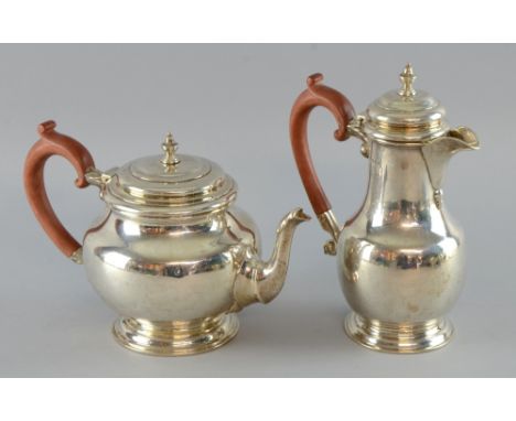 George V silver teapot and hotwater jug with urn finials, by Goldsmiths & Silversmiths Co. Ltd., London, 1931/2, gross weight