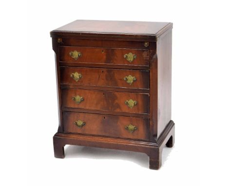 Small mahogany bachelor chest of drawers in the Georgian manner, the fold-out baize lined top over four graduated drawers, ra