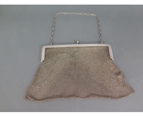 A silver mesh evening bag - Birmingham 1916/17 S R and S Ltd. - Weight approx 10 troy oz - 18 cm x 17 cm 
Condition report: G