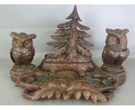 A Black Forest inkwell with twin owl ink containers on carved stand - Height 23 cm x Width 36 cm x Depth 22 cm 
Condition rep