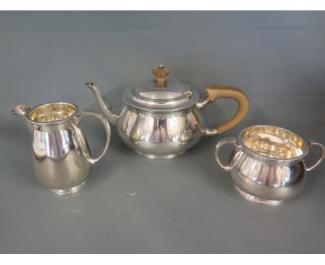 A silver three piece tea set  Mappin and Webb - Sheffield 1924/25 - Total weight approx. 22 troy oz 
Condition report: Overal