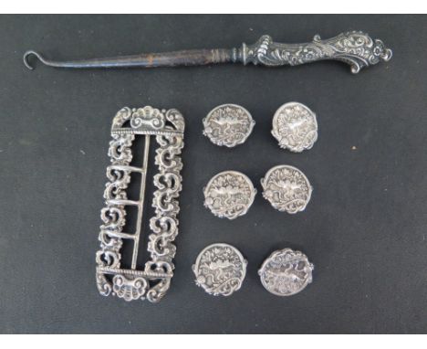 A set of six silver buttons 1904/05, a silver buckle and silver handled button hook - Total weighable silver approx. 1.7 troy