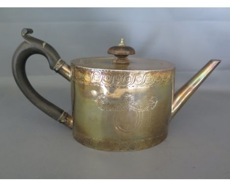 A hallmarked silver teapot - London 1779 - 80 Robert Hennell, engraved decoration - Weight approx. 14.3 troy oz
Condition rep