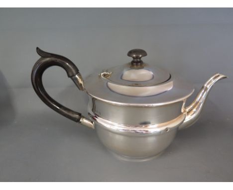 A silver teapot - Birmingham 1932/33 - Weight approx. 12 troy oz
Condition report: Clean condition some minor dents 
